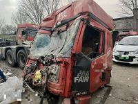 解放CA4250P66K24T1E5Z危险品运输半挂牵引车