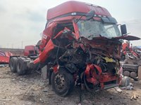 解放CA4250P66M25T1E6半挂牵引汽车