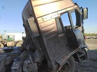 解放CA4255P1K2T1E5A80危险品运输半挂牵引车