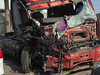 解放CA4250P66K24T1A1E5半挂牵引汽车