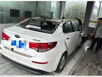 起亚YQZ7142轿车